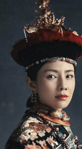 Thông qua tranh vẽ và các ghi chép trong sử sách, các chuyên gia đã dùng trí tuệ nhân tạo (AI) phục dựng chân dung Thuần Huệ hoàng quý phi. Khi xem các bức ảnh phục dựng bằng AI, mọi người trầm trồ trước nhan sắc kiều diễm, các đường nét trên gương mặt vô cùng hài hòa khiến người đối diện bị "hớp hồn".