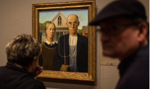 Cụ thể, chiếc trâm cài của người phụ nữ trong tranh là hình ảnh Persephone - con gái của thần Zeus và nữ thần nông nghiệp Demeter. Trong thần thoại Hy Lạp, Persephone được mô tả sở hữu sắc đẹp khiến vị thần cai quản địa ngục Hades say mê nên bắt về làm vợ. Chi tiết ẩn giấu thứ hai trong tranh người đàn ông cầm một chiếc đinh ba giống như thần Hades.