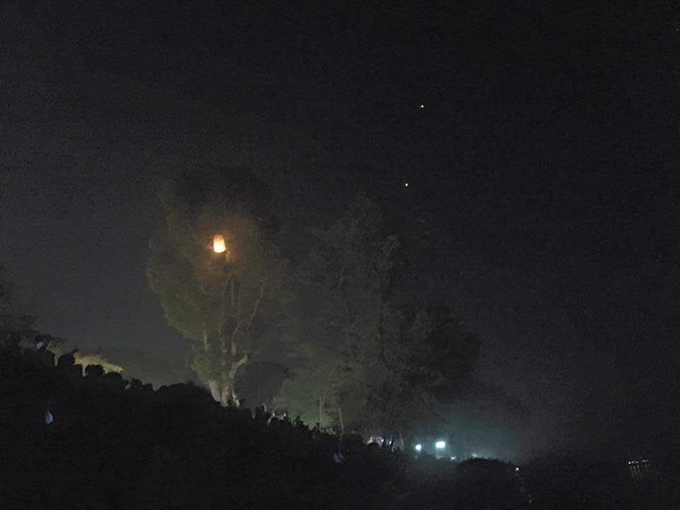 Theo lời kể của các nhân chứng, những quả cầu có màu đỏ nhạt, nhỏ bằng quả trứng, nổi từ từ lên mặt nước rồi sau đó lại biến mất.