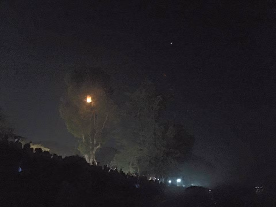 Theo lời kể của các nhân chứng, những quả cầu có màu đỏ nhạt, nhỏ bằng quả trứng, nổi từ từ lên mặt nước rồi sau đó lại biến mất.