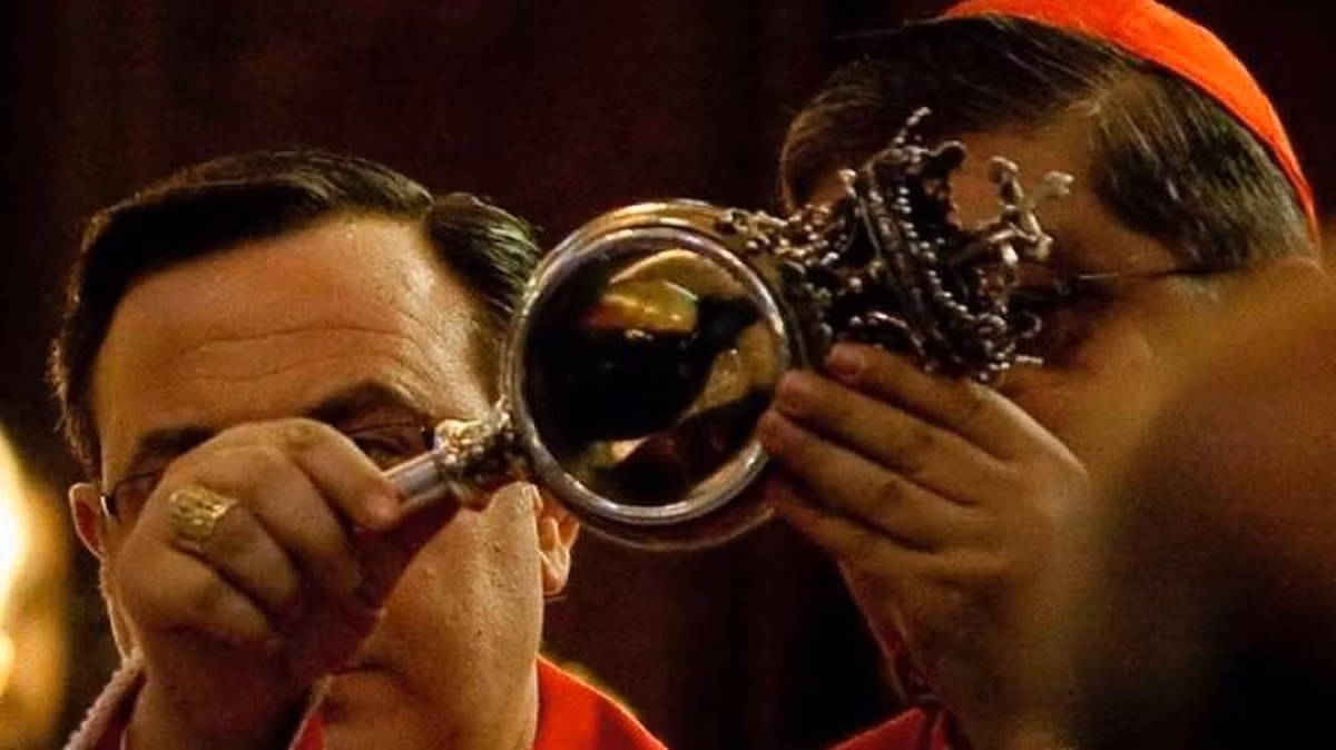 Đến năm 1389, một "phép lạ" xảy đến với lọ đựng máu của thánh Januarius khi khối máu đông cứng bên trong bình bỗng hóa lỏng. Kể từ đó, các đời tổng giám mục thành phố Naples tiến hành nghi lễ lắc bình máu thánh 3 lần mỗi năm. Trong nghi lễ, bình máu sẽ được lắc mạnh cho tới khi khối máu hóa lỏng trước sự chứng kiến của hàng nghìn tín đồ.