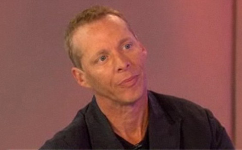 Derek Amato sống ở thành phố Denver, bang Colorado, Mỹ được mọi người biết đến khi đột nhiên trở thành thiên tài âm nhạc sau khi gặp tai nạn vào năm 2006. Cụ thể, vào năm 39 tuổi, ông Amato bị chấn thương nghiêm trọng ở phần đầu sau khi gặp tai nạn ở bể bơi.