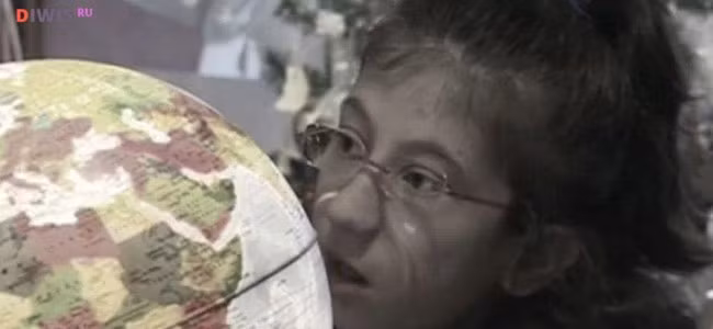 Về sau, gia đình mới quyết định chia sẻ câu chuyện của con gái. Theo họ, Kaede lần đầu đưa ra tiên đoán khi 5 tuổi. Khi đó, cô bé dự đoán rằng, người chị em họ có thể bị gãy chân. Sau khi nghe xong, gia đình và người thân không để tâm đến lời nói của Kaede. Tuy nhiên, khi sự việc xảy ra đúng như vậy, mọi người mới nhớ đến lời tiên tri của Kaede đã ứng nghiệm.