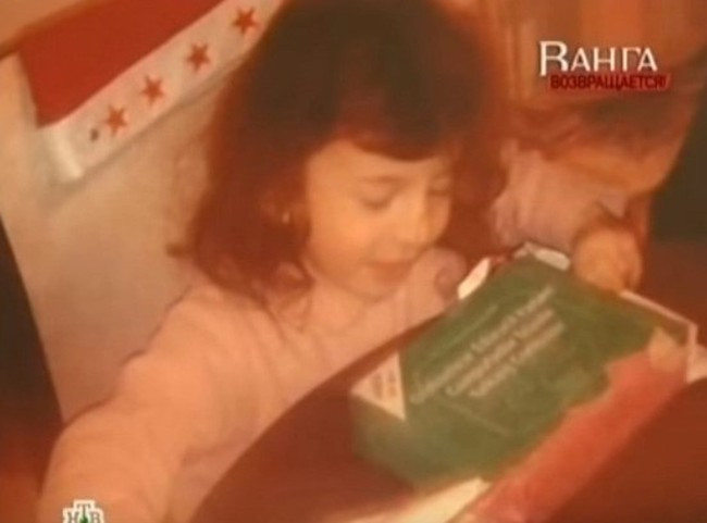 Trong một lần xuất hiện trên truyền hình năm 2016, Kaede dự đoán nước Mỹ sẽ sớm trải qua một cuộc thảm sát kinh hoàng. Vào ngày 1/10/2017, vụ xả súng đẫm máu xảy ra ở Las Vegas, Mỹ khiến 59 người chết và hàng trăm người bị thương. Nhiều người cho rằng đây chính là sự việc mà truyền nhân của bà Vanga đã dự đoán trước đó.