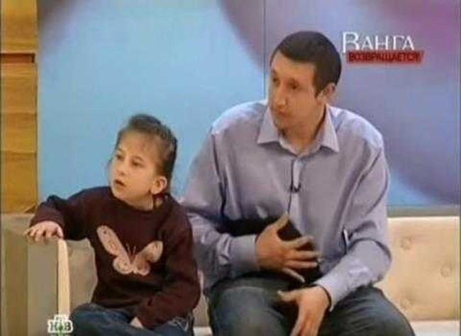 Sau đó, Kaede tiên đoán được cái chết của bà nội, cha dượng và cảnh báo trước với gia đình về một số việc sắp xảy ra trên thế giới. Cô bé kể rằng đã được một số nhân vật bí ẩn thì thầm bên tai nói cho những sự kiện sẽ xảy ra trong tương lai.