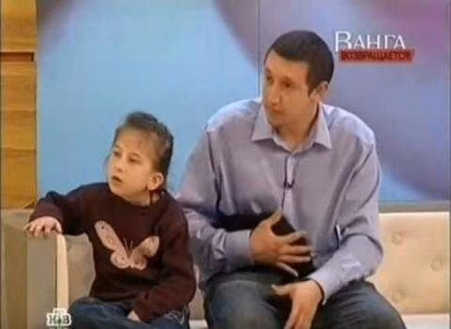 Sau đó, Kaede tiên đoán được cái chết của bà nội, cha dượng và cảnh báo trước với gia đình về một số việc sắp xảy ra trên thế giới. Cô bé kể rằng đã được một số nhân vật bí ẩn thì thầm bên tai nói cho những sự kiện sẽ xảy ra trong tương lai.