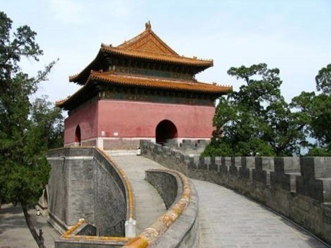 Lý do thứ hai là vị trí của lăng mộ của hoàng tộc nhà Minh thường xây rất gần kinh thành. Do đó, những khu mộ hoàng gia này được triều đình cử người trông nom, canh giữ. Vậy nên, trộm mộ không dám "ra tay" vì sẽ dễ bị triều đình phát hiện, bắt giữ.