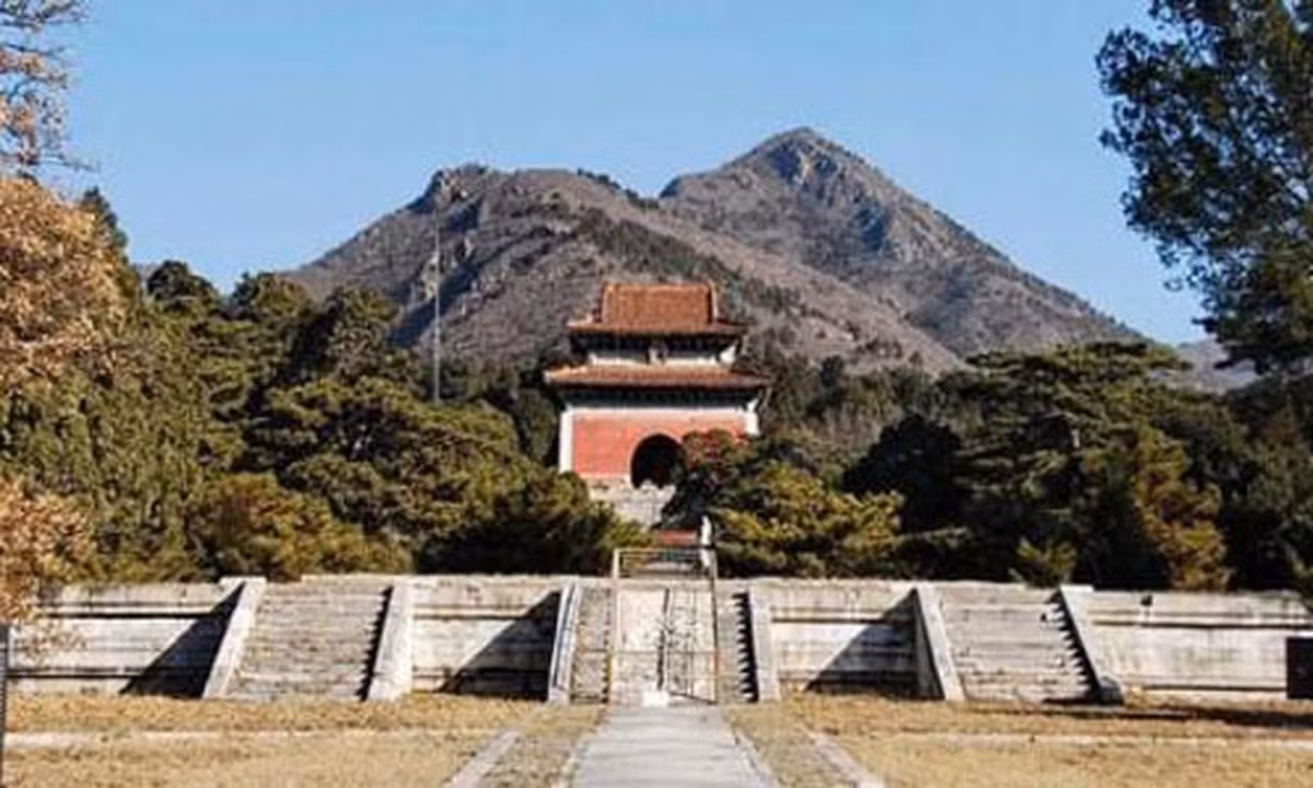 Vi sao lang mo nha Minh tuyet nhien khong bi trom xam pham?