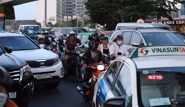 Các con đường bên trong sân bay cũng bị ùn tắc khi hàng trăm phương tiện đưa đón khách ra vào xếp hàng dài ra đến trạm thu phí.