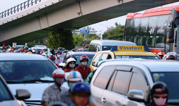 Người dân dồn dập đổ về sân bay để đi du lịch, về quê trong kỳ nghỉ lễ 30/4 và 1/5 kéo dài nhiều ngày.