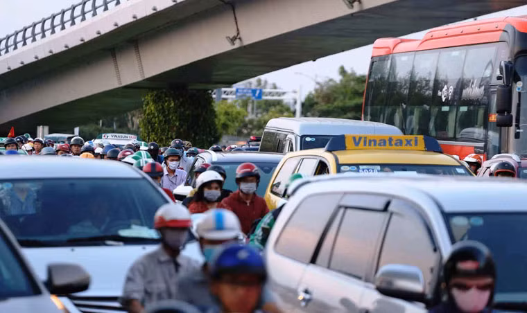 Người dân dồn dập đổ về sân bay để đi du lịch, về quê trong kỳ nghỉ lễ 30/4 và 1/5 kéo dài nhiều ngày.