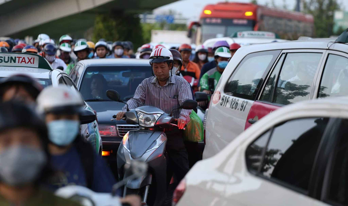 Tại tuyến đường Cộng Hòa, hướng vào sân bay Tân Sơn Nhất từ cửa ngõ tây bắc luôn trong tình trạng tầng tầng, lớp lớp xe buýt, xe khách, xe tải, taxi, xe máy chen chúc. Nhiều người chở theo vali, hàng hóa nhích từng chút một trên đường.