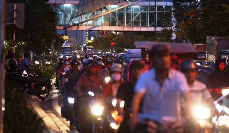 Biển người xe trên các tuyến đường vào sân bay Tân Sơn Nhất.