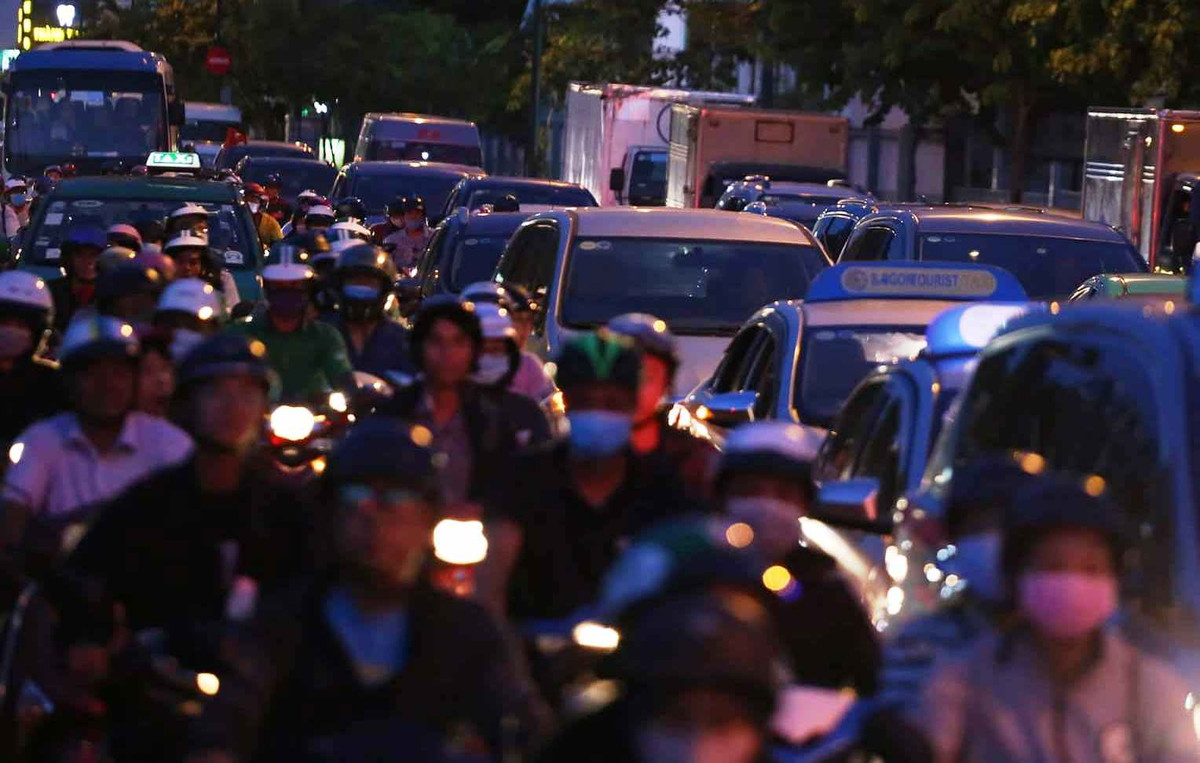 Đại diện Cảng vụ Hàng không Miền Nam cho biết đã tăng cường lực lượng sân bay phối hợp Đồn công an Cảng hàng không quốc tế Tân Sơn Nhất, cảnh sát giao thông... nhanh chóng giải tỏa giao thông trong và ngoài sân bay.