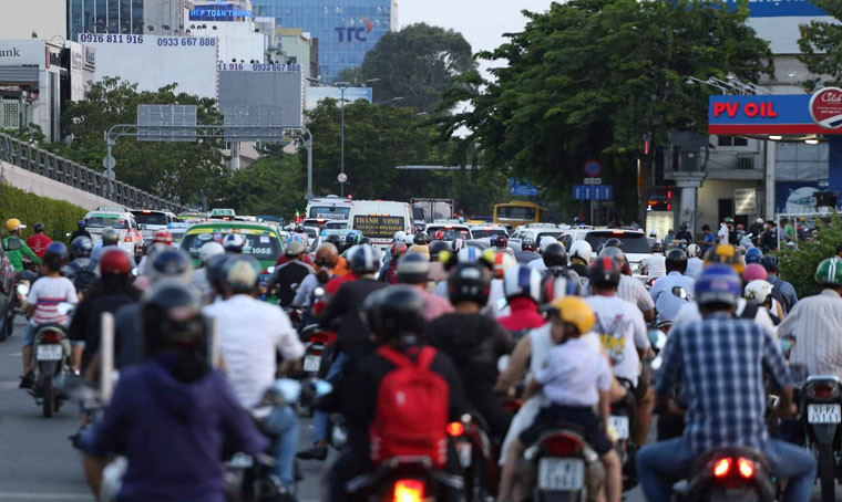 Tương tự, đường Bạch Đằng tắc nghẽn kéo dài từ cổng sân bay đến điểm giao đường Hồng Hà.