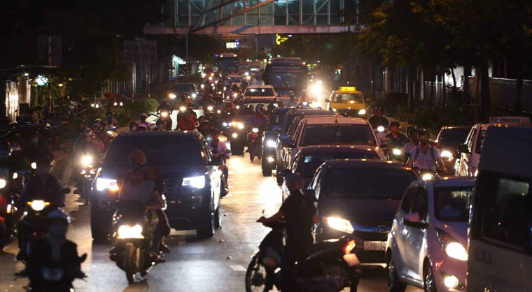 Tại các nút giao thông, các đơn vị cũng triển khai ưu tiên cho lượng xe vào sân bay Tân Sơn Nhất để kịp hành khách làm thủ tục bay. Đồng thời, lực lượng CSGT, công an địa phương cũng tuần tra, kiểm soát liên tục trên các tuyến đường ra vào sân bay, kịp thời giải quyết các sự cố giao thông trong dịp lễ 30/4, 1/5.