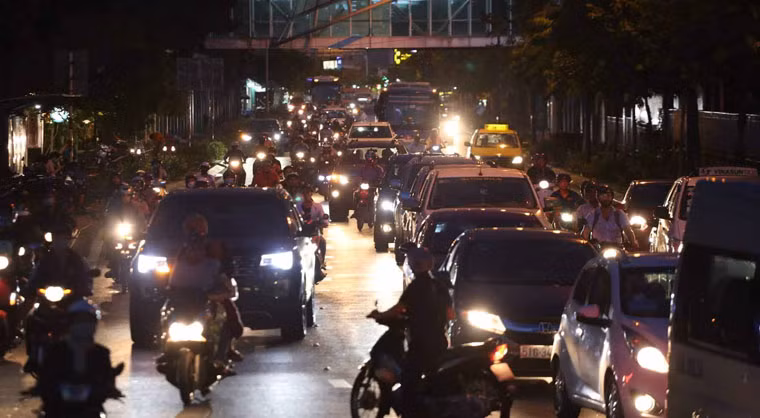 Tại các nút giao thông, các đơn vị cũng triển khai ưu tiên cho lượng xe vào sân bay Tân Sơn Nhất để kịp hành khách làm thủ tục bay. Đồng thời, lực lượng CSGT, công an địa phương cũng tuần tra, kiểm soát liên tục trên các tuyến đường ra vào sân bay, kịp thời giải quyết các sự cố giao thông trong dịp lễ 30/4, 1/5.