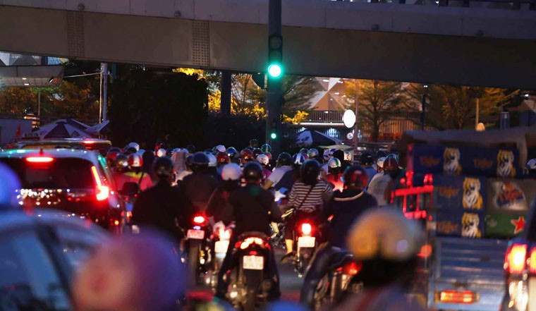 Kẹt xe kéo dài từ chiều đến tối.