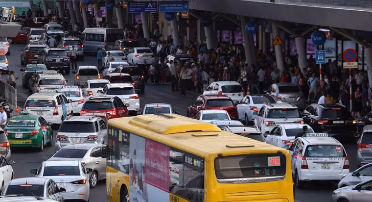 Trước đó từ chiều cùng ngày, hàng vạn phương tiện từ các tuyến đường chính ở khu vực sân bay như Hồng Hà, Trường Sơn, Hoàng Hoa Thám…dồn dập đổ về.