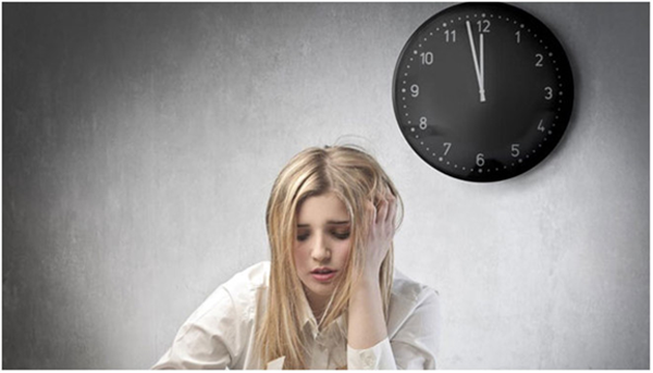 3. Thức khuya. Thói quen thức khuya giúp bạn có thêm thời gian giải quyết công việc song lại có thể rút ngắn tuổi thọ. Chuyên gia cho biết, giấc ngủ chất lượng là thời điểm vàng để cơ thể giải độc, tự phục hồi.