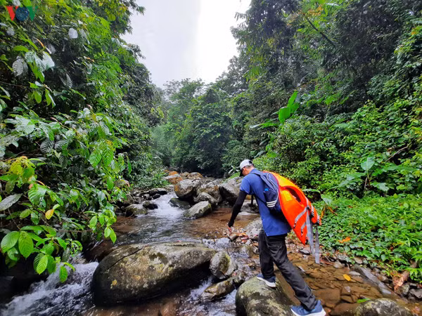Để những chuyến trekking an toàn, bạn nên chọn trang phục được làm từ chất liệu vải thun, có độ ôm sát phù hợp, thấm hút mồ hôi và nhanh khô khi ướt.