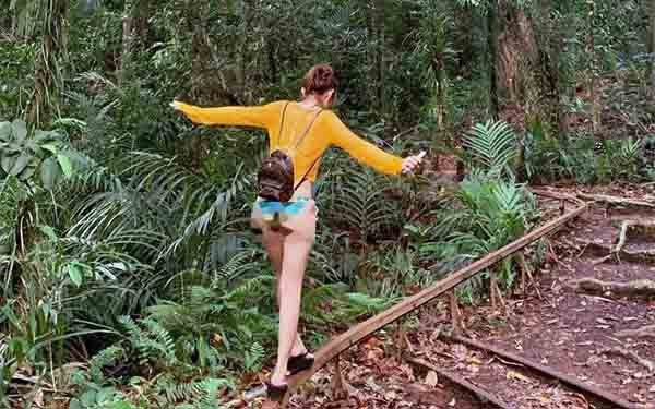 Tuy vậy, nhiều người cho rằng không gian trong rừng tiềm ẩn nhiều mối nguy như côn trùng đốt, trơn trượt... Trang phục không phù hợp dễ khiến người mặc đối diện nhiều rắc rối.