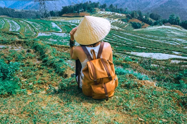 Những người có kinh nghiệm trekking chia sẻ, thời tiết ẩm ướt có thể làm tăng 70% khả năng trượt ngã, giảm 30% tốc độ di chuyển, ảnh hưởng đến sự thú vị của chuyến đi.