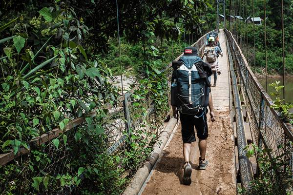 Những thiết kế cổ đứng, khóa kéo, nhiều túi nhỏ... rất được ưa chuộng. Ở đó, thiết kế cổ đứng có thể giúp người mặc che nắng vùng cổ; Khóa kéo nằm ở phía trước để thoáng khí khi nhiệt độ cơ thể tăng cao; nhiều túi nhỏ tiện dụng để đựng đồ cá nhân...