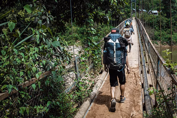 Những thiết kế cổ đứng, khóa kéo, nhiều túi nhỏ... rất được ưa chuộng. Ở đó, thiết kế cổ đứng có thể giúp người mặc che nắng vùng cổ; Khóa kéo nằm ở phía trước để thoáng khí khi nhiệt độ cơ thể tăng cao; nhiều túi nhỏ tiện dụng để đựng đồ cá nhân...