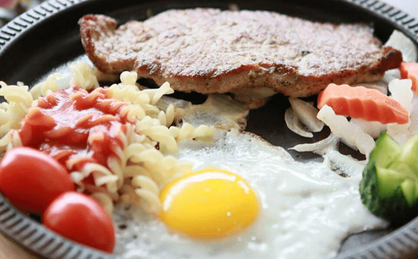 Bít tết thường được chế biến từ thăn bò. Lúc này, đầu bếp sẽ thái thịt ngang thớ, mỏng từ 1-5 cm, loại bỏ gân và làm mềm. Sau đó, cho thêm các loại gia vị và nước dùng chuyên dụng và chiên hoặc nướng hai mặt.