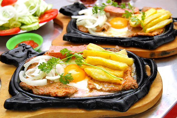 Bò bít tết và trứng hòa quyện, mùi thơm ngon hơn. Mặt khác, lòng đỏ trứng cũng giúp bít tết mềm và ngọt, tránh tình trạng miếng thịt bị khô. Đây là cách ăn phổ biến nhất.