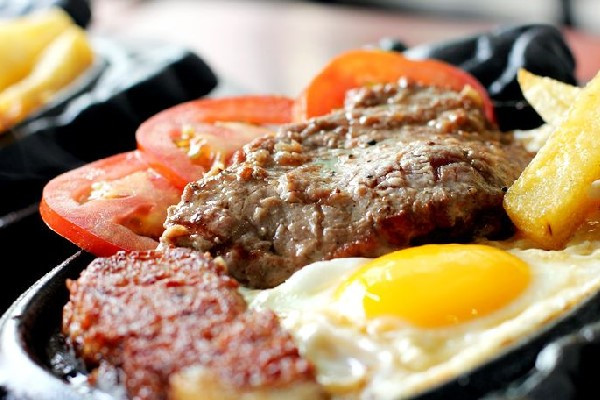 Ngoài dùng trứng làm nước sốt, trứng chảy nước còn có thể ăn trực tiếp song cần làm chín thêm. Lúc này, bạn lật quả trứng, tận dụng nhiệt độ cao trên khay sắt để làm chín. Trứng sẽ ngon, phù hợp với khẩu vị hơn.