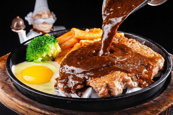 Thực tế, trứng sống trên đĩa bít tết không phải để chúng ta ăn trực tiếp mà để làm nước sốt cho món ăn. Khi ăn, chúng ta dùng dao và nĩa cắt thịt thành từng miếng nhỏ. Dùng nĩa khuấy đều lòng đỏ trứng rồi lấy thịt bò nhúng vào lòng đỏ trứng.