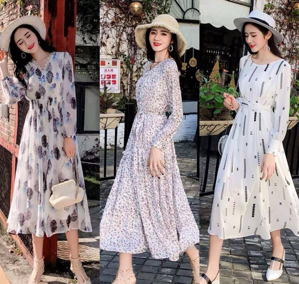 Trong khi đó, váy hoa kết hợp giày cao gót sẽ tôn lên khí chất người mặc. Vẻ sang chảnh của giày dép cao gót kết hợp với sự nữ tính của váy hoa khiến vẻ ngoài bạn gái trở nên dịu dàng song không kém phần thần thái.