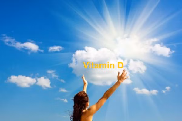 Ánh nắng mặt trời cũng góp phần tổng hợp lượng vitamin D cần thiết cho cơ thể. Bạn nên tắm nắng 10 phút mỗi ngày để nhận được lợi ích sức khỏe.
