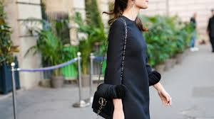 Màu đen tượng trưng cho sự sang trọng nhưng đồng thời cũng là tang tóc, đau thương. Bạn không nên mặc màu đen toàn tập đến dự đám cưới vì một số người cho rằng đó làm điềm xấu.