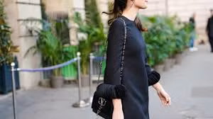 Màu đen tượng trưng cho sự sang trọng nhưng đồng thời cũng là tang tóc, đau thương. Bạn không nên mặc màu đen toàn tập đến dự đám cưới vì một số người cho rằng đó làm điềm xấu.