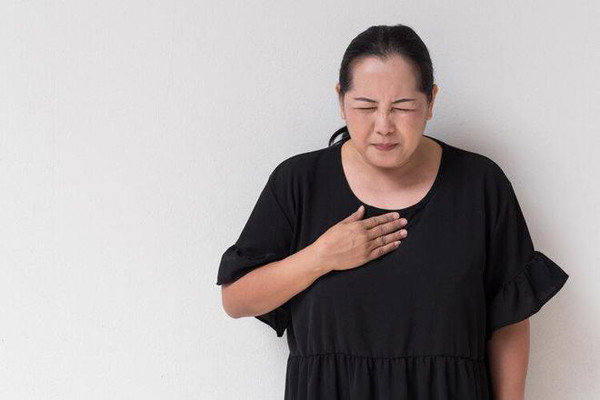 Đáng lưu ý, dấu hiệu ung thư thực quản giai đoạn đầu rất dễ nhầm lẫn với viêm họng hạt nên thường bị người bệnh bỏ qua. Để nhận diện ung thư thực quản, chuyên gia nhấn mạnh nên chú ý đến dấu hiệu dưới đây.