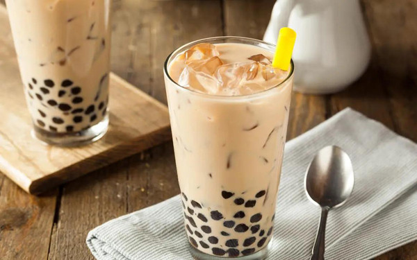 Hôm đó, cô Ngô chọn phim kinh dị, ngồi trên giường vừa xem vừa uống trà sữa. Đáng lưu ý, bộ phim hôm ấy rất rùng rợn khiến cô Ngô nhiều lần thót tim. Để đỡ sợ, người phụ nữ uống một ngụm trà sữa thì bất ngờ đau đầu dữ dội, nằm ra giường bất tỉnh. Thấy vậy, người nhà vội gọi xe cấp cứu.