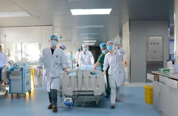 Khi tới viện, bệnh nhân rơi vào trạng thái hôn mê. Sau khi kiểm tra, bác sĩ xác định cô Ngô bị tắc nghẽn mạch máu não diện rộng. Được điều trị tích cực, bệnh nhân may mắn thoát chết song vẫn chịu di chứng liệt nửa người.