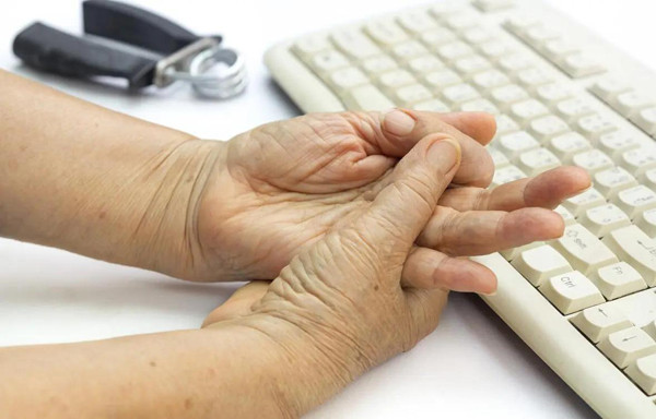 Tê bì chân tay. Tay chân tê bì cũng là một trong những dấu hiệu tắc nghẽn mạch máu não cần chú ý. Mạch máu bị tắc nghẽn khiến việc cung cấp máu cho các bộ phận trong cơ thể bị cản trở. Đặc biệt, chân tay ở vị trí xa tim nhất, lượng máu cung cấp cho các chi sẽ giảm mạnh, gây nên hiện tượng tê bì chân tay.