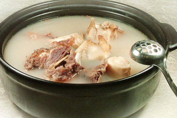 Thường xuyên thưởng thức nước xương ninh lâu khiến cơ thể nạp lượng lớn chất béo. Người có vấn đề về gan sẽ gặp khó khăn trong việc tiêu hóa lượng mỡ thừa. Chất béo tích tụ lâu ngày làm tăng gánh nặng cho gan, dẫn đến gan nhiễm mỡ, thậm chí dẫn đến xơ gan.