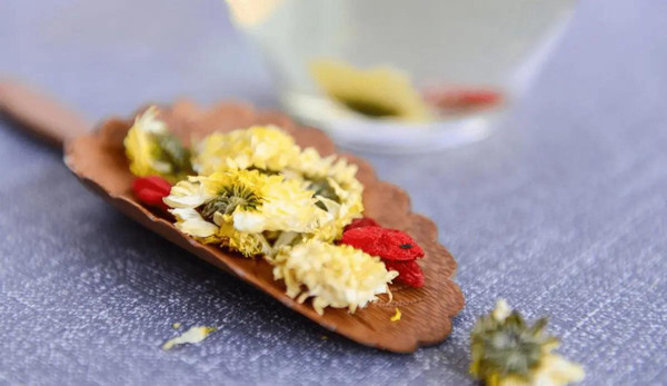 Gan đóng vai trò chuyển hóa, đào thải chất độc và lưu giữ dinh dưỡng nên vô cùng quan trọng với cơ thể. Để gan khỏe mạnh, bạn nên tăng cường thực phẩm có lợi cho gan như trà xanh, quả bơ, atiso, rau họ cải...