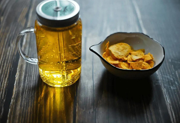 Thực tế, bia dứa có hương vị khá giống các loại đồ uống giải khát song bản thân nó là đồ uống chứa cồn. Bệnh nhân có vấn đề về gan uống đồ chứa cồn không khác nào tự “đầu độc” bản thân, khiến sức khỏe suy giảm.