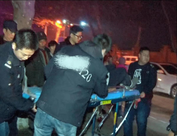 Hai tháng trước, Chen Bin đột nhiên đau bụng dữ dội khi đang chạy bộ. Một lúc sau, anh nôn ra máu rồi ngã xuống đất bất tỉnh. Người đi đường thấy vậy nhanh chóng đưa Chen đến bệnh viện. Sau khi kiểm tra, bác sĩ chẩn đoán bệnh nhân mắc ung thư gan giai đoạn cuối. Sau hai tháng hóa trị đau đớn, tình trạng sức khỏe của Chen ngày càng xấu. Cuối cùng, thanh niên ra đi trong sự tiếc nuối của người thân.