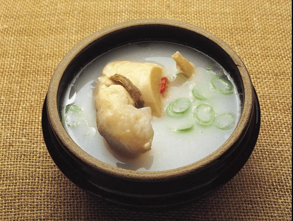 Nước xương ninh lâu. Nhiều người thích luộc thịt hoặc ninh xương thật lâu để thu được nước dùng có màu trắng đục. Vậy nhưng, xương ninh ở nhiệt độ cao, thời gian dài sẽ khiến chất béo tập trung vào phần nước súp, tạo nên màu trắng sữa đặc trưng.