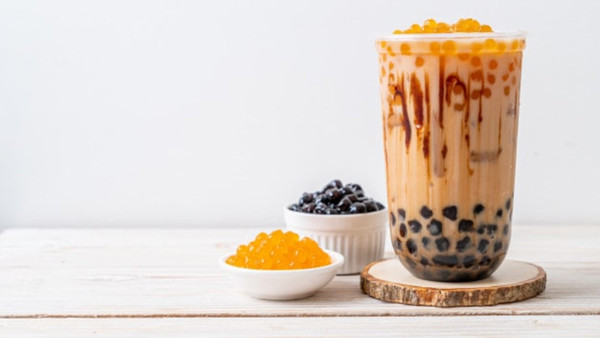 Trà sữa. Trà sữa hương vị hấp dẫn nên được nhiều người yêu thích. Trà sữa không đơn thuần chỉ chứa trà và sữa. Nó là hỗn hợp của creamer, essence, phẩm màu, chất bảo quản,... Lượng đường và chất béo cao khiến loại đồ uống này không “thân thiện” với sức khỏe. Tiêu thụ lượng lớn sẽ ảnh hưởng đến quá trình chuyển hóa và giải độc của gan, dễ gây tổn thương gan.