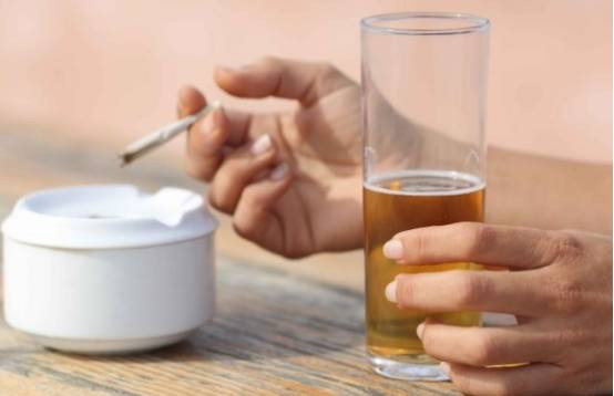 3. Bỏ thuốc lá, hạn chế rượu bia và chú ý đến hành vi tình dục. Đàn ông ngoài 30 tuổi thường là trụ cột của gia đình. Vì áp lực cuộc sống nên nhiều người chọn cách hút thuốc, uống rượu để xả stress nhưng đây không phải là thói quen tốt cho cơ thể. Vì vậy, tốt nhất bạn nên bỏ thuốc lá, hạn chế uống rượu bia. (Ảnh: ABLW)