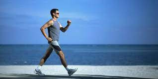 Phương pháp tập luyện chung cho đàn ông sau tuổi 30 là: Đi bộ nhanh 30 phút, sau đó về nhà ngâm chân vào nước ấm để giảm mệt mỏi và dễ đi vào giấc ngủ hơn. (Ảnh: Internet)