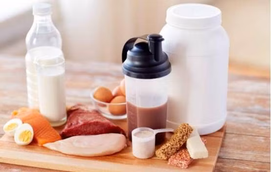 5. Bổ sung canxi. Sau 30 tuổi, nam giới nên chú ý bổ sung canxi, vì canxi là thành phần quan trọng của răng và xương, có tác dụng điều chỉnh trạng thái tinh thần. Bạn nên thường xuyên ăn các thực phẩm giàu canxi như sữa chua, uống sữa, canh xương, canh cá,… (Ảnh: ABLW)